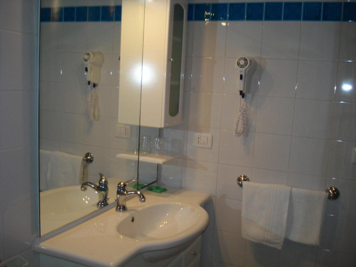 Hotel La Lampara Golfo Aranci Buitenkant foto
