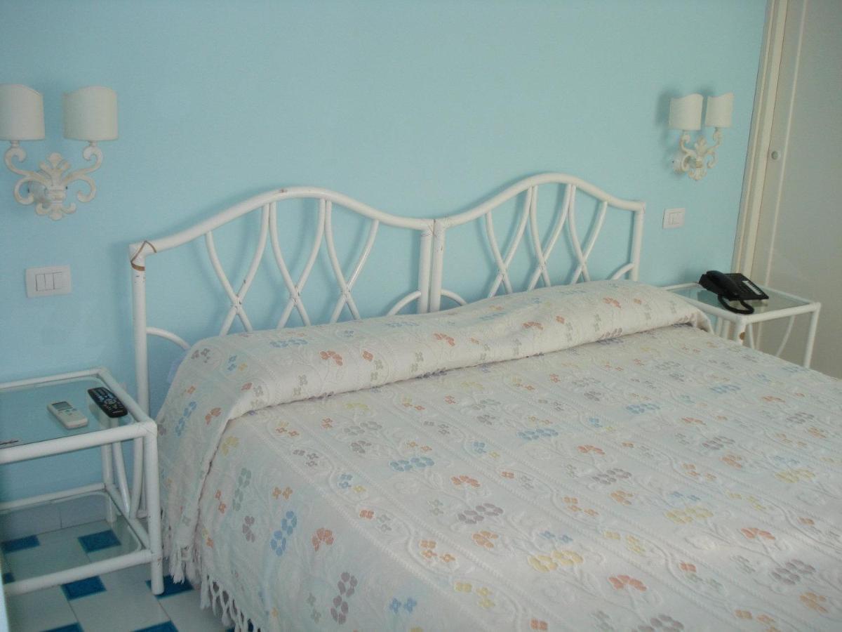 Hotel La Lampara Golfo Aranci Buitenkant foto